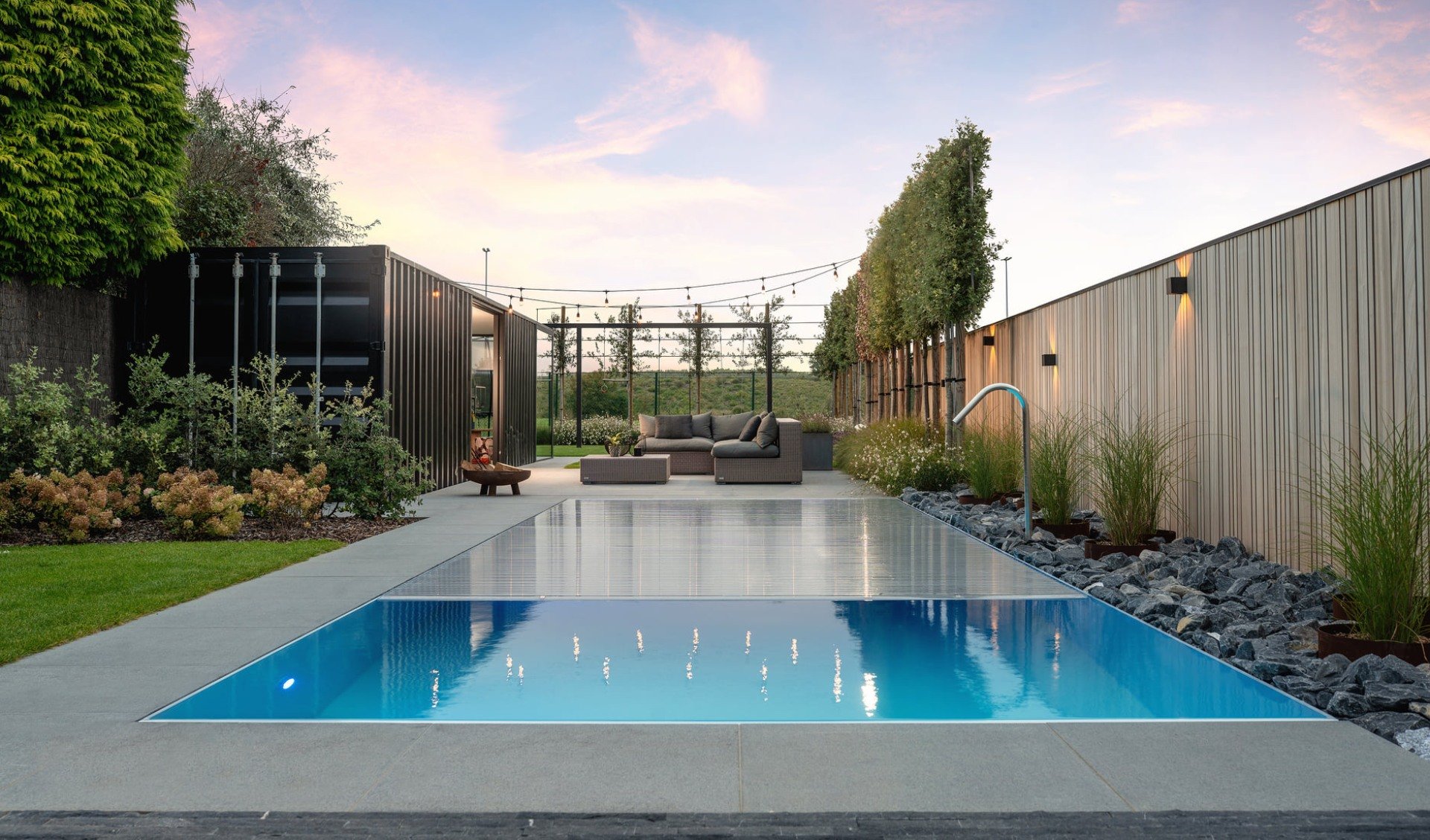 Moderní zahrada s elegantním přelivovým bazénem