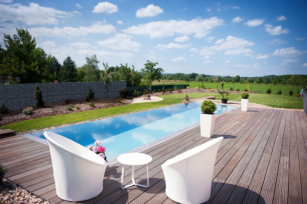 Přelivový bazén s terasou v luxusní zahradě